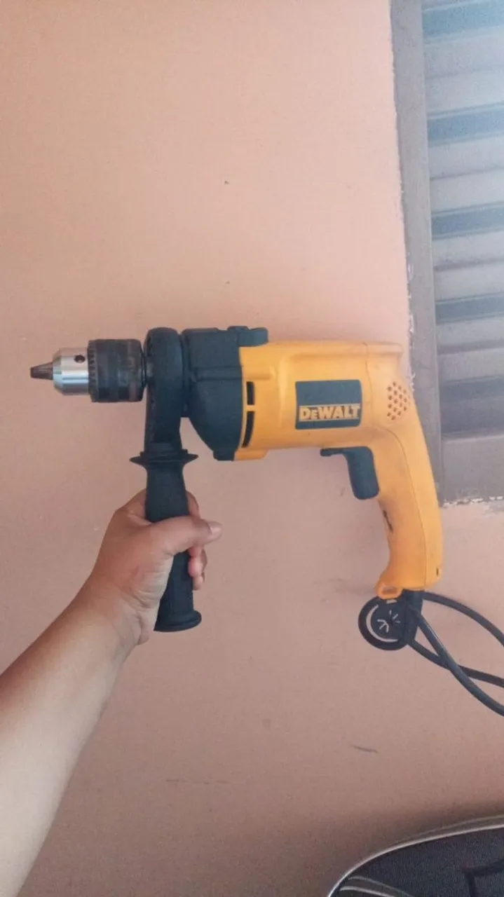 Furadeira 700w Dewalt