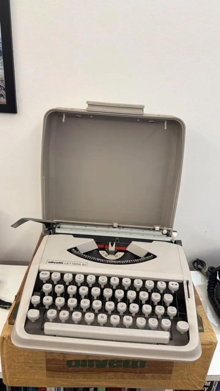 Máquina de escrever Olivetti Lettera 82 cinza  - em ótimo estado!