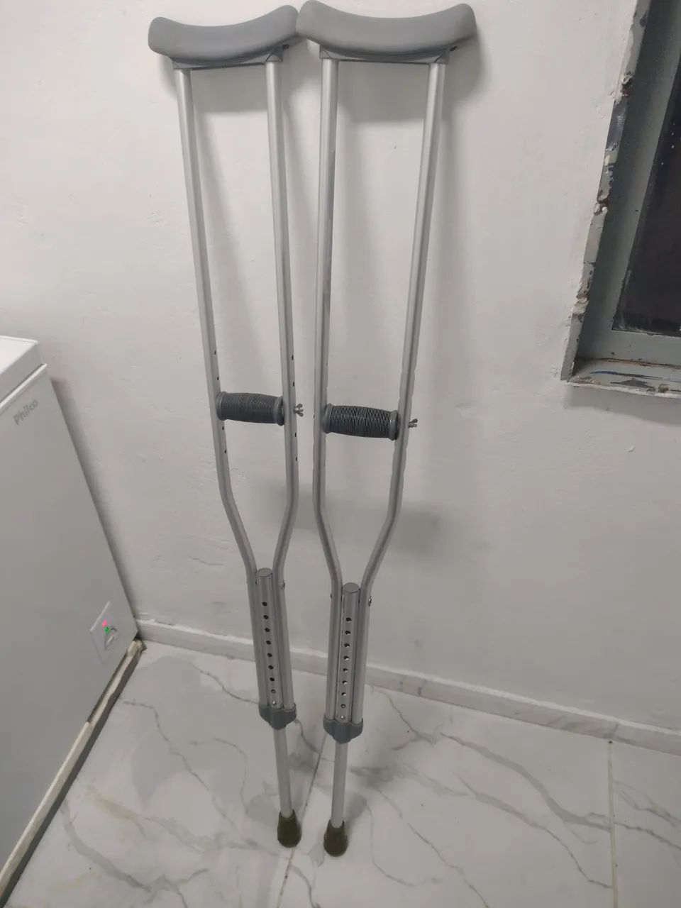 Vendo par de muletas semi nova barato 