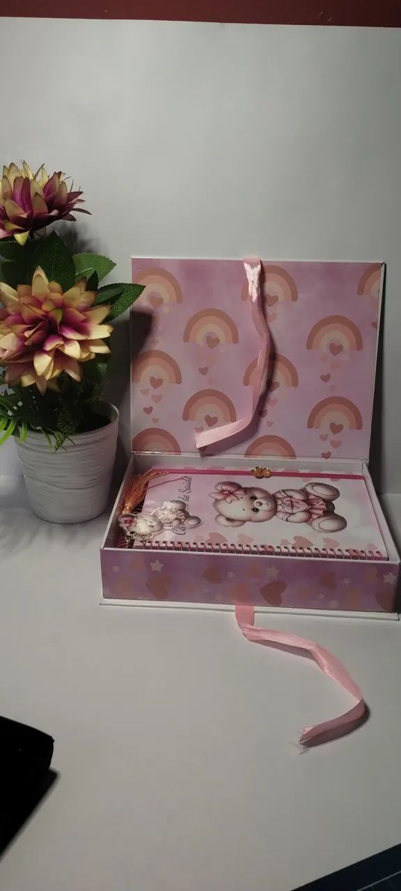 Kit maternidade com caixa cartona, caderneta de saúde do bebê, álbum de recordações  - Foto 2