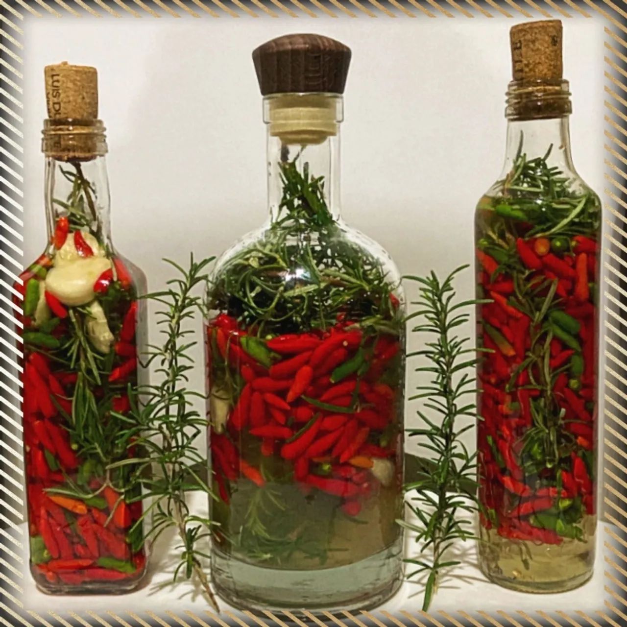 Garrafas Decorativas com Pimentas e Alecrim