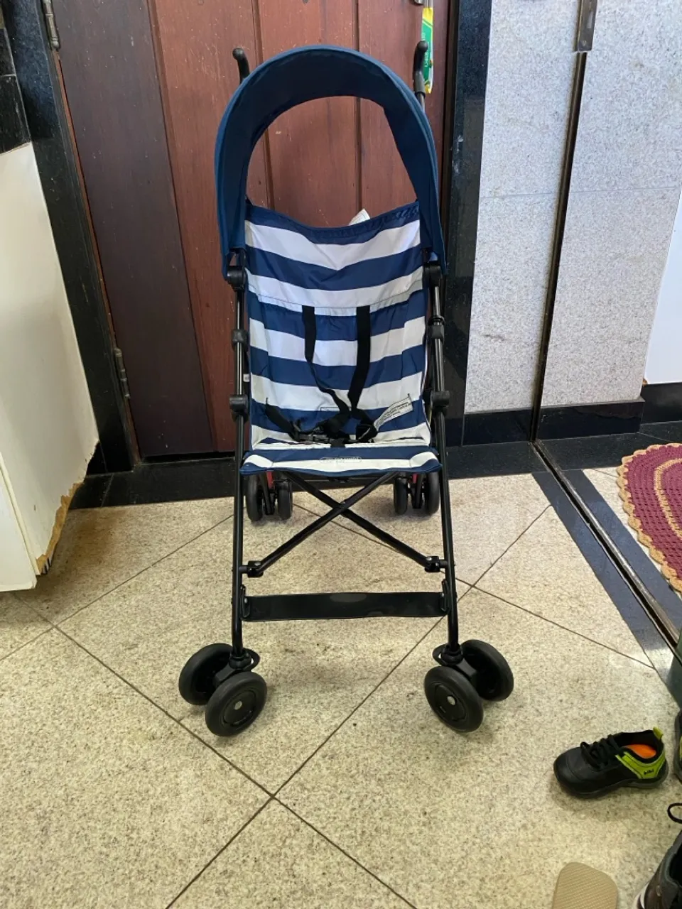 Carrinho de Bebê Portátil Listrado Azul e Branco