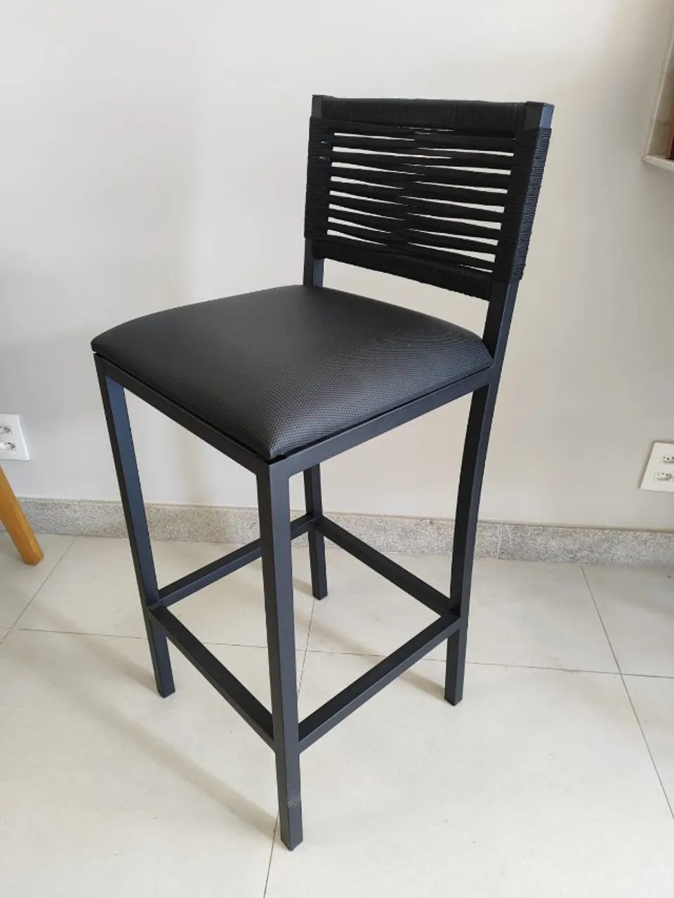 Banquetas lindíssimas, madeira maciça, grande resistência - Foto 4