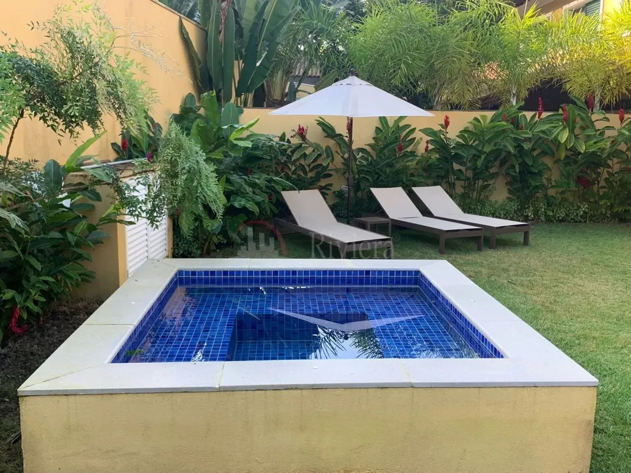 Linda Casa em Condomínio Disponível para Locação em Canto Nobre da Praia de Juquehy, a 50