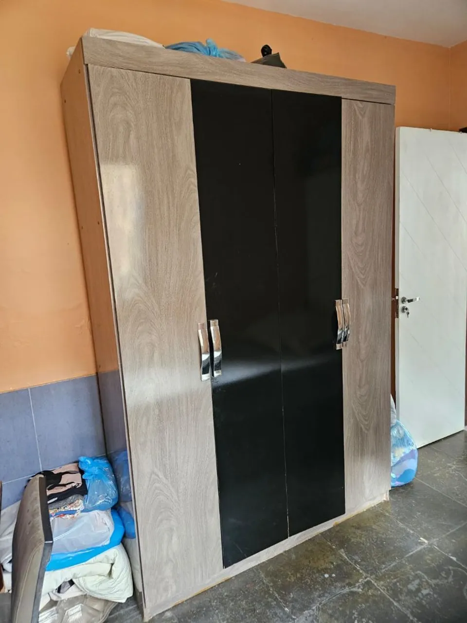 Guarda-Roupa Moderno com Design Elegante