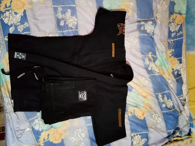 Vendo um kimono Jiu-jitsu Krieger preto com bordado dourado