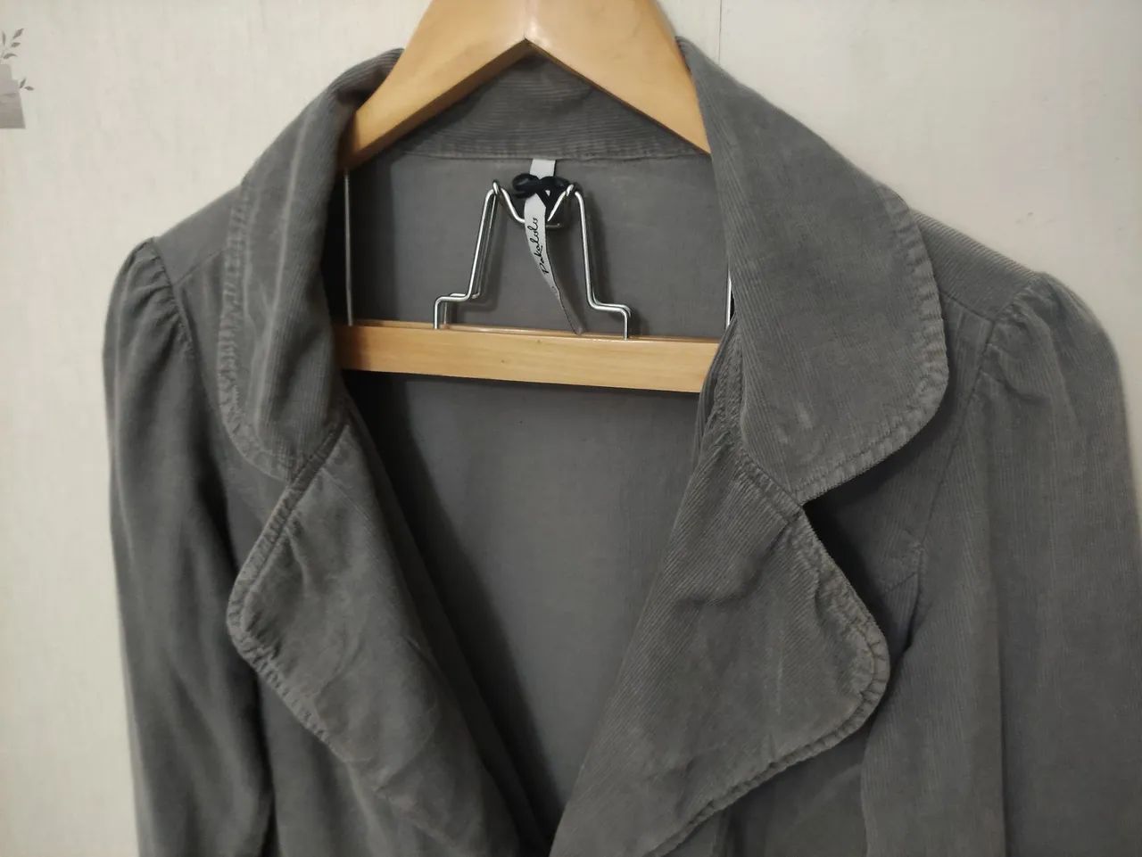 Blazer cinza com bolsos detalhados - Foto 2
