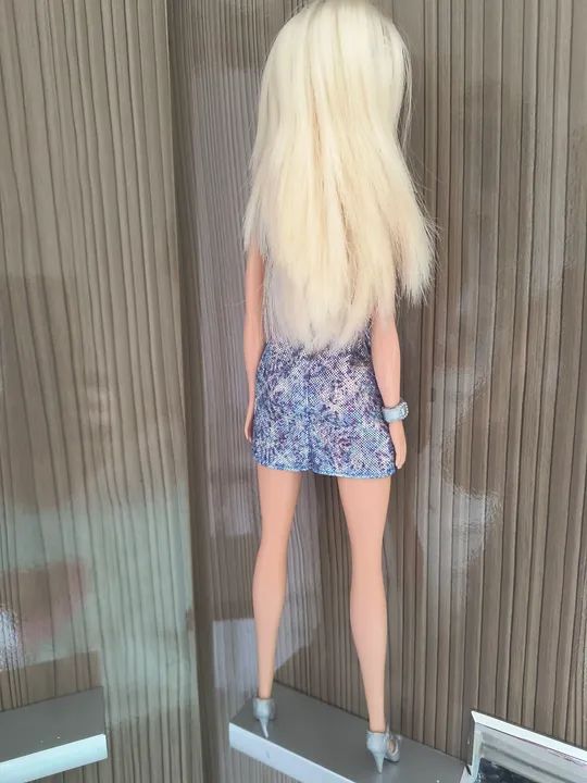 Boneca Barbie em vestido azul Linda! - Foto 5