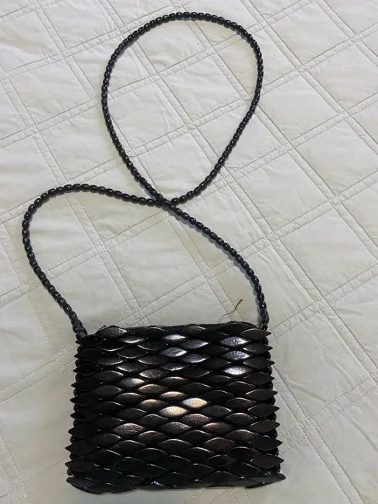 Bolsa artesanal em losangos de madeira 
