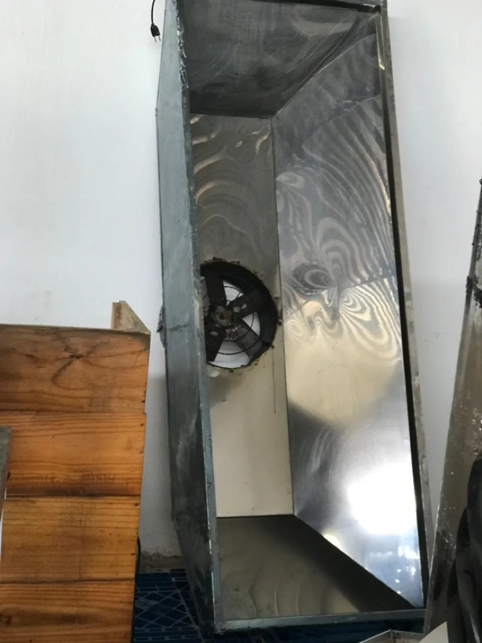 Duto de exaustão industrial com ventilador
