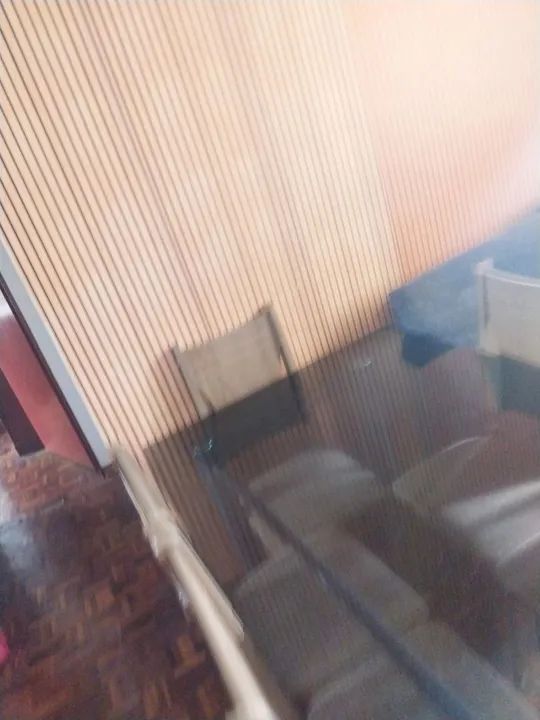 Mesa de Jantar de Vidro com 6 Cadeira acochoadas .Semi nova . Valor 650.00. BARATO.  - Foto 3