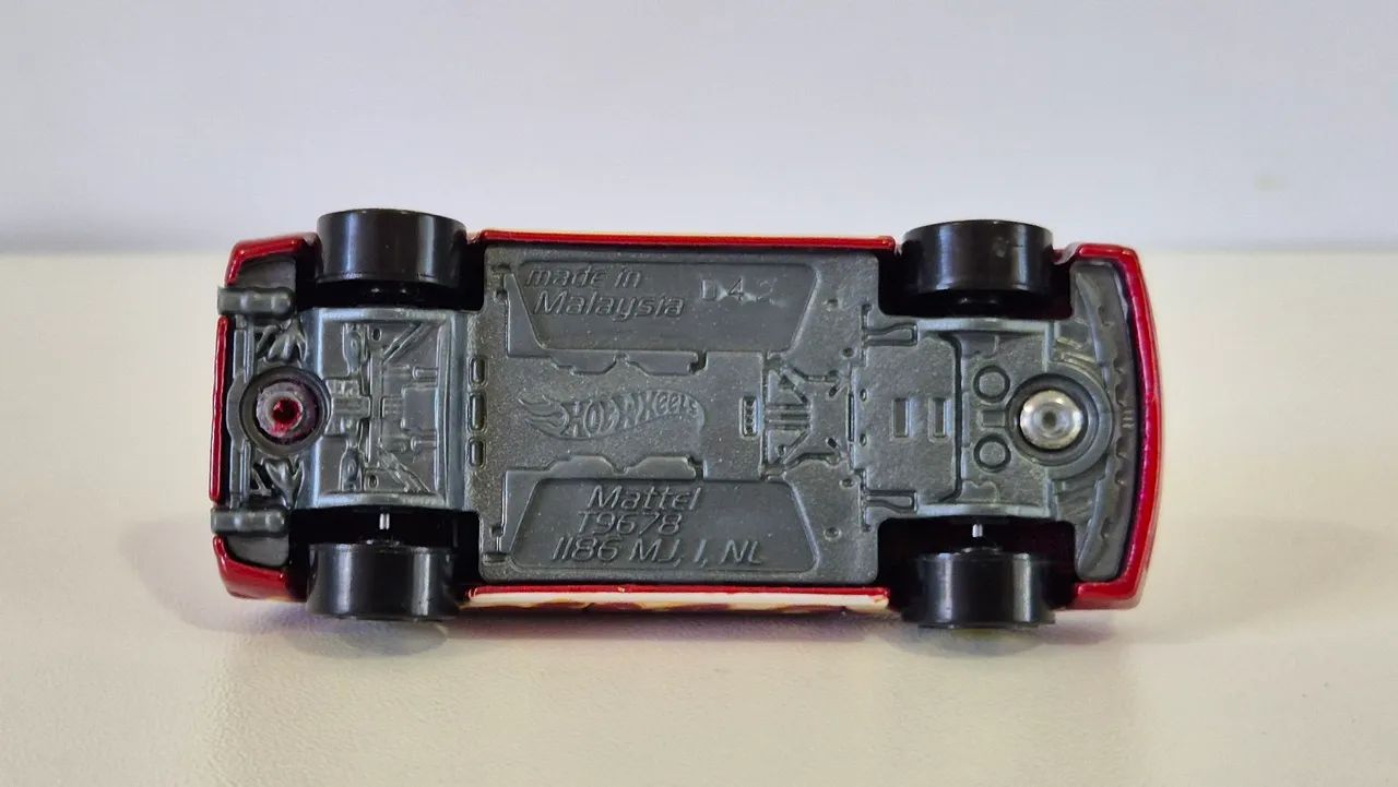 Hot Wheels Heat Fleet - Volkswagen Brasilia - Red w/ Flames - Foto 6
