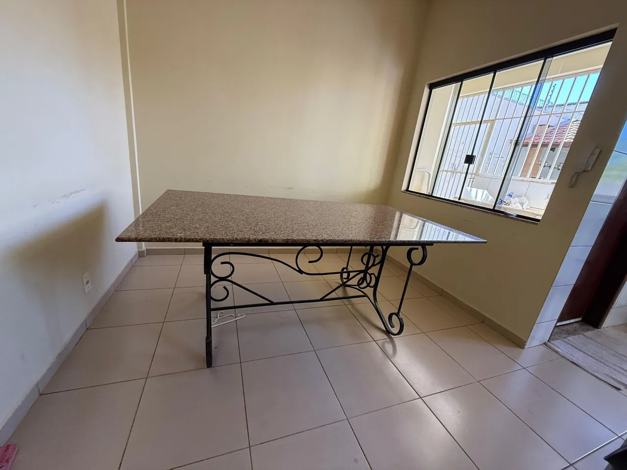 Mesa de Granito com Base de Ferro