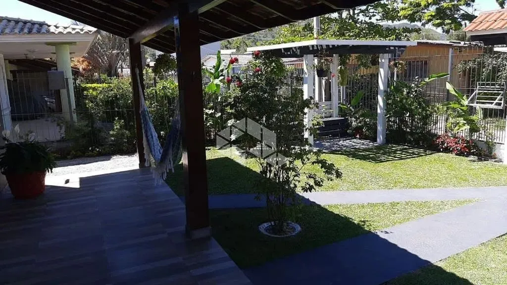 Venda de Pousada em Florianópolis: Propriedade com 8 Studios e Casa Principal a 300 Metros