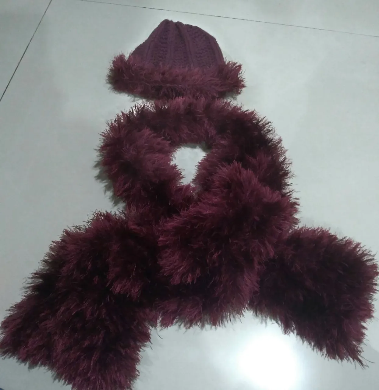 Conjunto de Gorro e Cachecol de Pelúcia Bordô