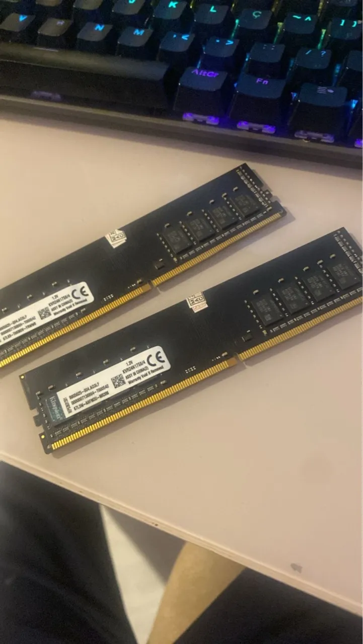 Memória RAM kingston DDR4 Cada uma tem 4 de RAM