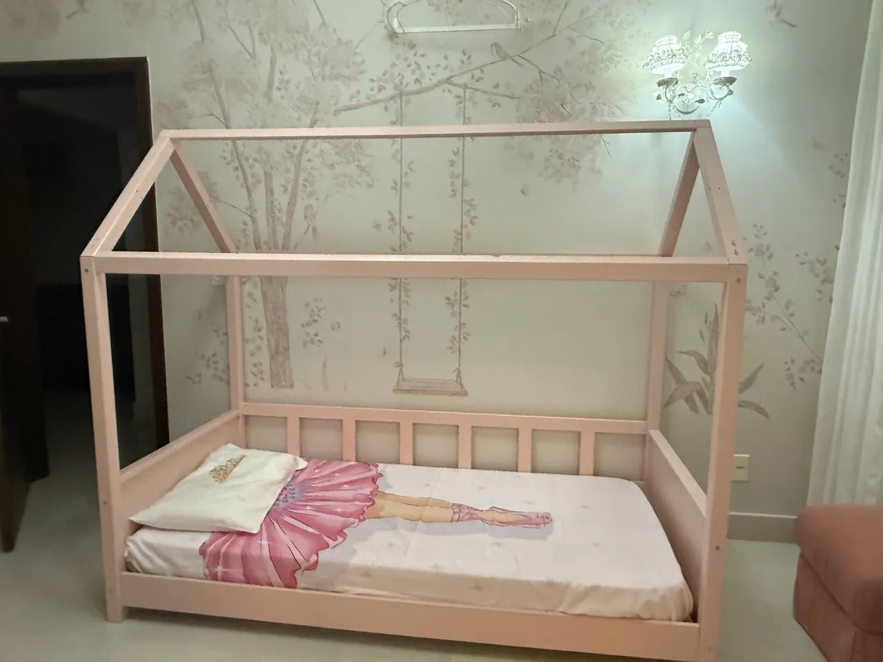 Cama madeira laqueada rosa Montessoriana casinha menina  - Foto 4