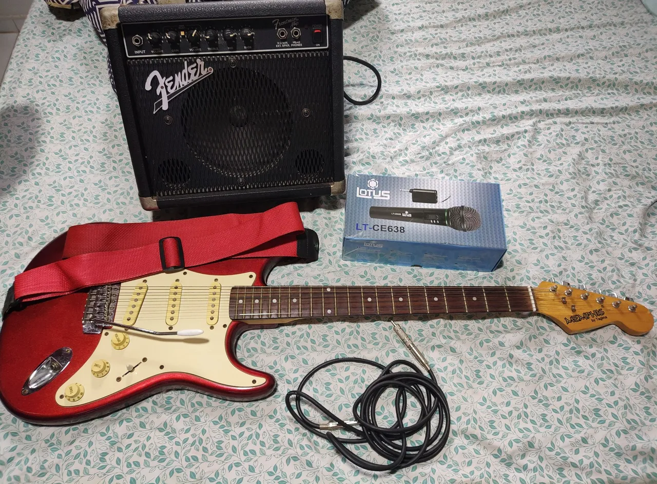 Amplificador Fender Frontman + Guitarra Memphis Tagima + cabo + microfone wireless