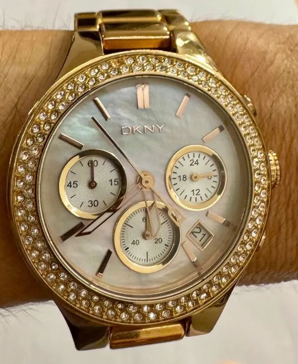 Relógio feminino DKNY em aço inox rose c mostrador envolto em cristais, fundo madrepérola - Foto 2