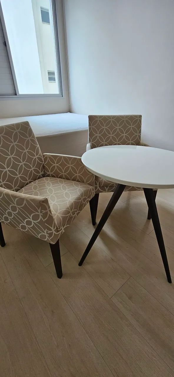 Conjunto de Poltronas com Mesa de Centro