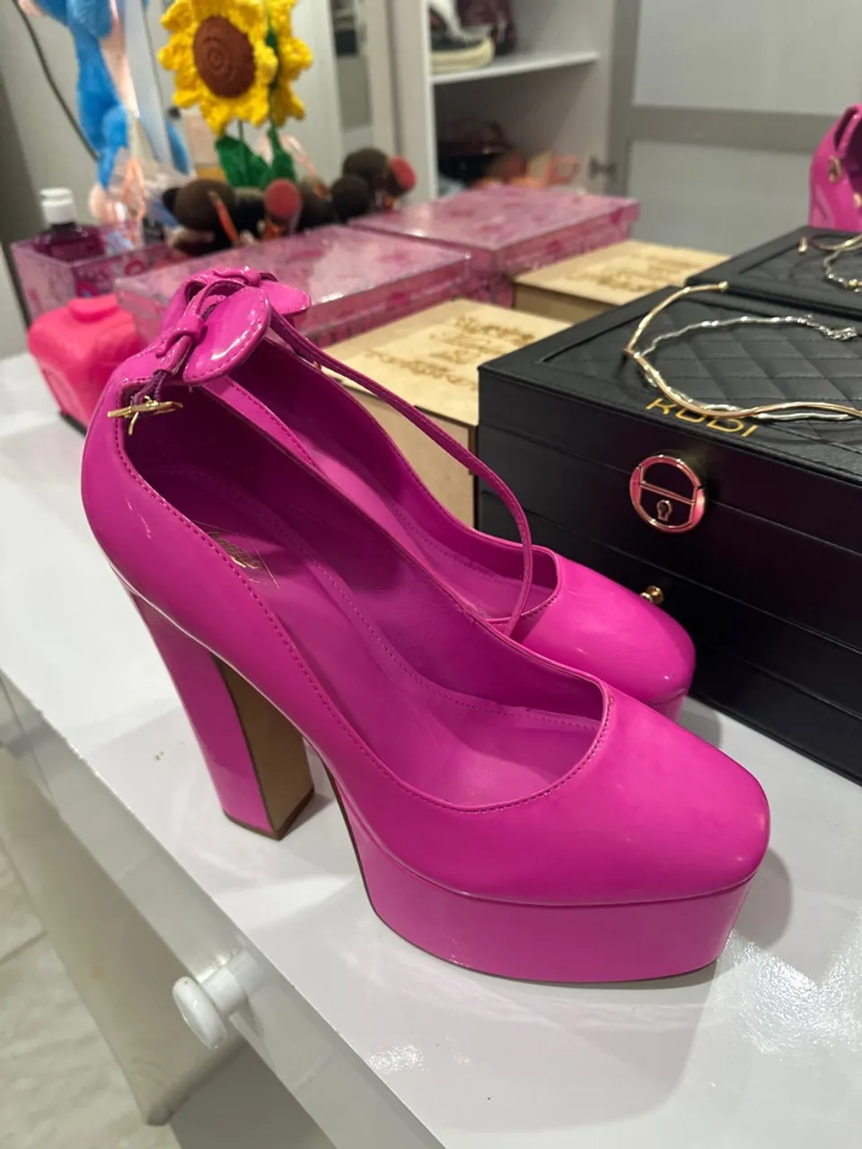 scarpin verniz rosa barbie arezzo