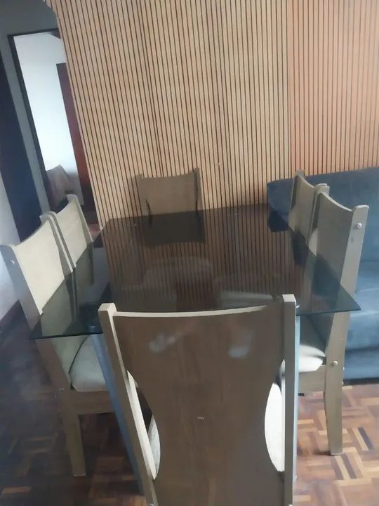 Mesa de Jantar de Vidro com 6 Cadeira acochoadas .Semi nova . Valor 650.00. BARATO. 
