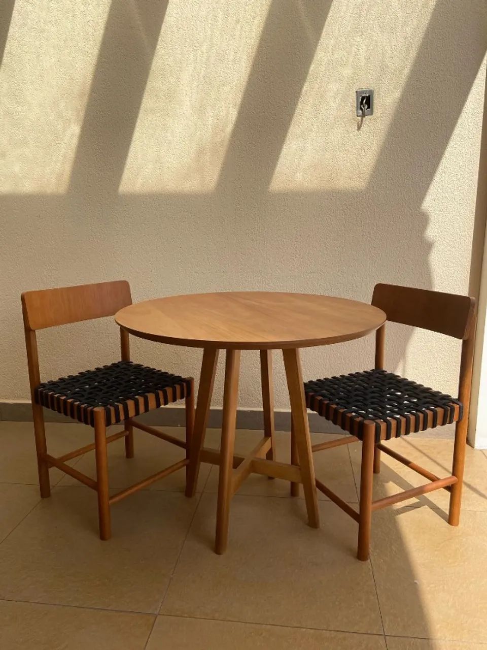 Mesa Tokstok redonda com 2 cadeiras em madeira maciça
