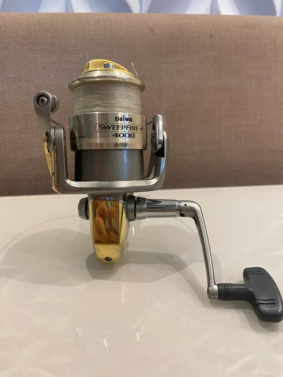 Molinete Daiwa Sweepfire-A 4000 ABS - Ótimo Estado - Foto 4