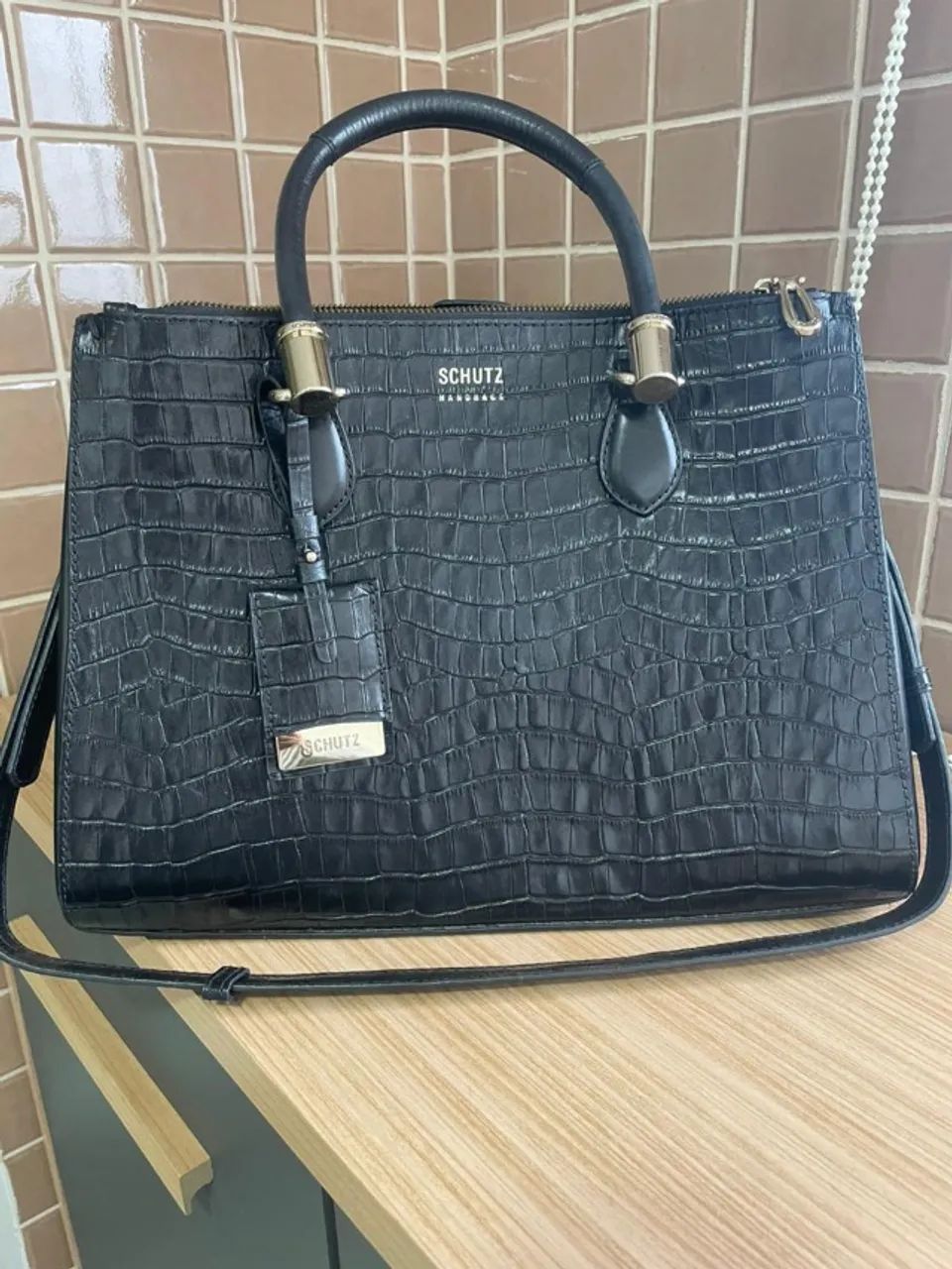 Bolsa retangular grande texturizada preta schutz com alça de ombro e alça transversal