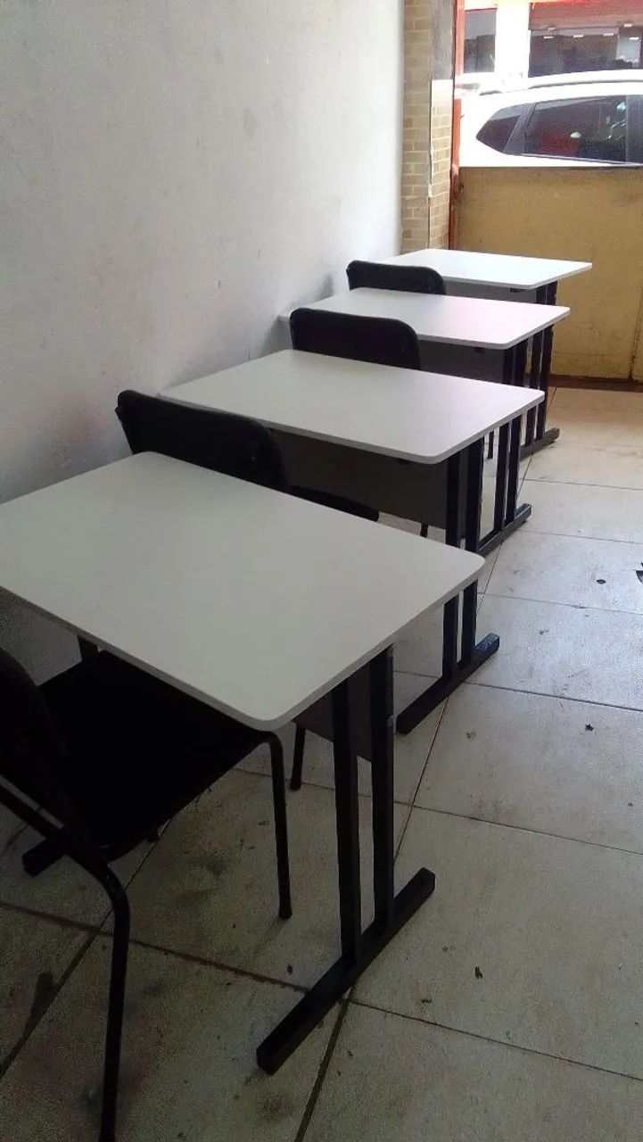 Mesa de professor com cadeira.