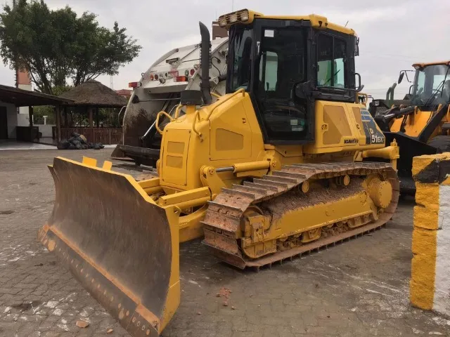 Trator de esteira Komatsu D51 ano 2013