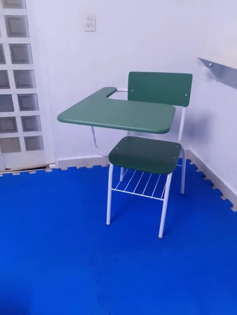 Cadeira universitária (ou mesa de professora)