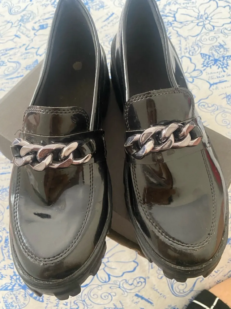 Sapatos de salto alto pretos com detalhes em corrente