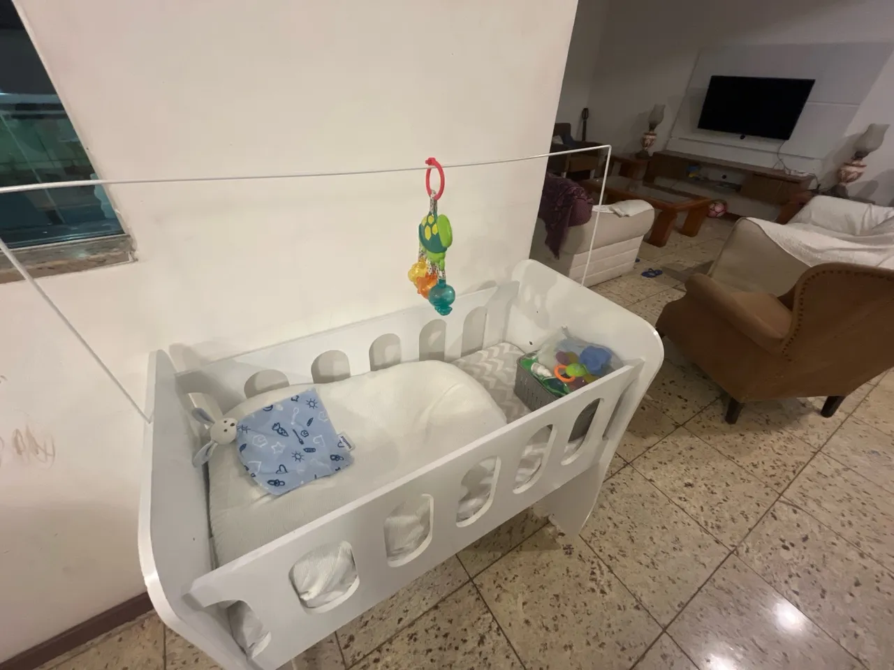 Berço de Bebê Branco com Mobile