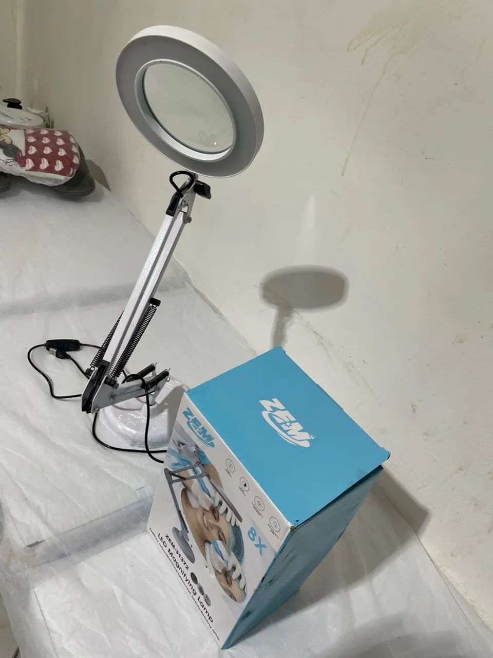 Luminária LED com Lente de Aumento 8X para Maquiagem e Sobrancelhas - Foto 2