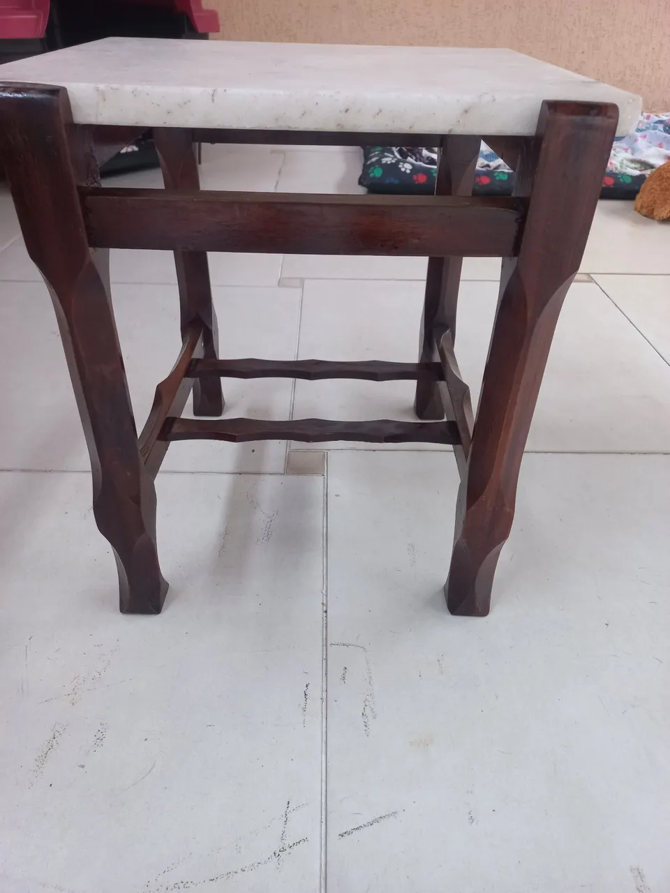 2 Banquetas de madeira com tampo de mármore