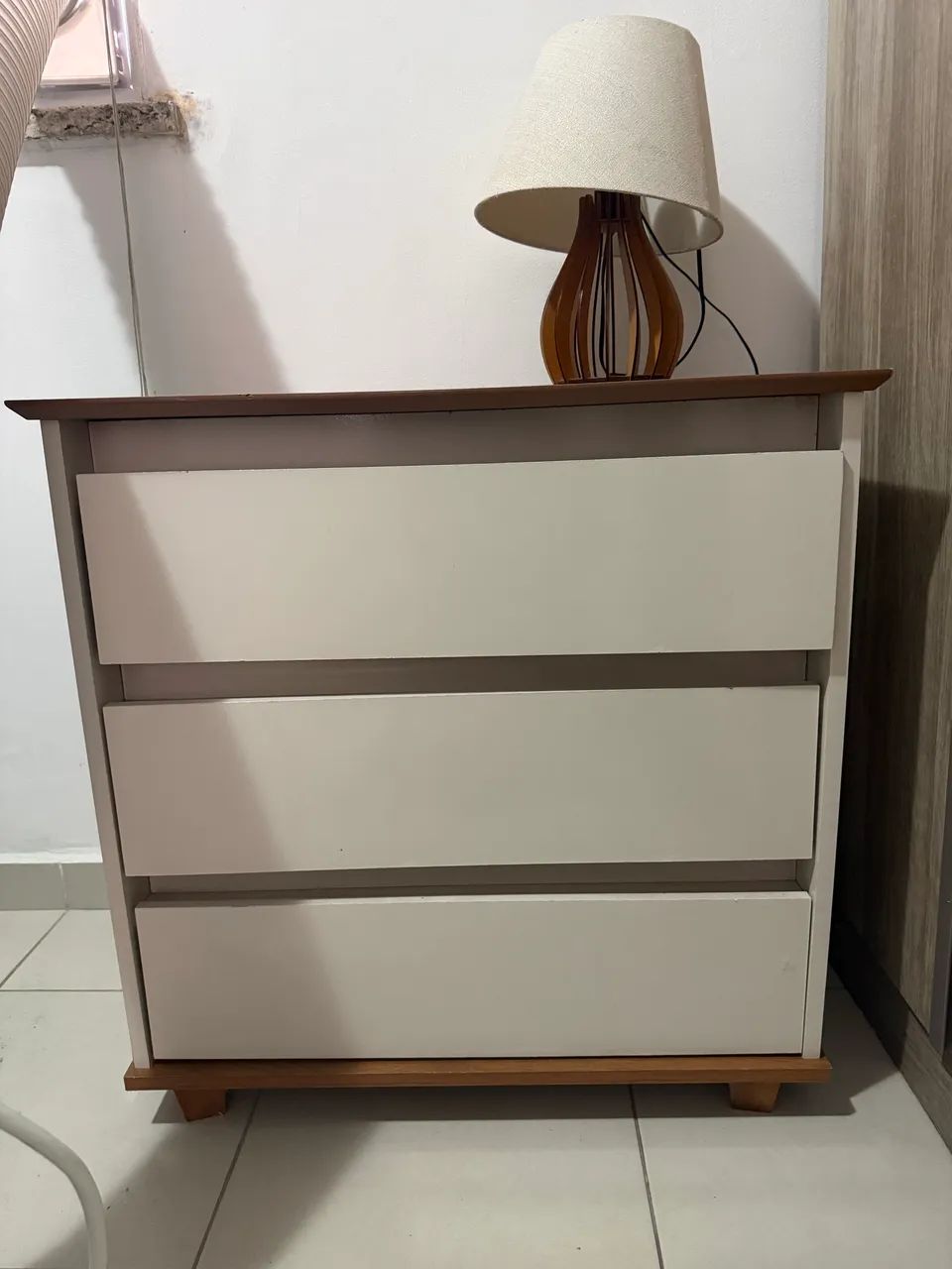 Mesa de cabeceira com abajur 
