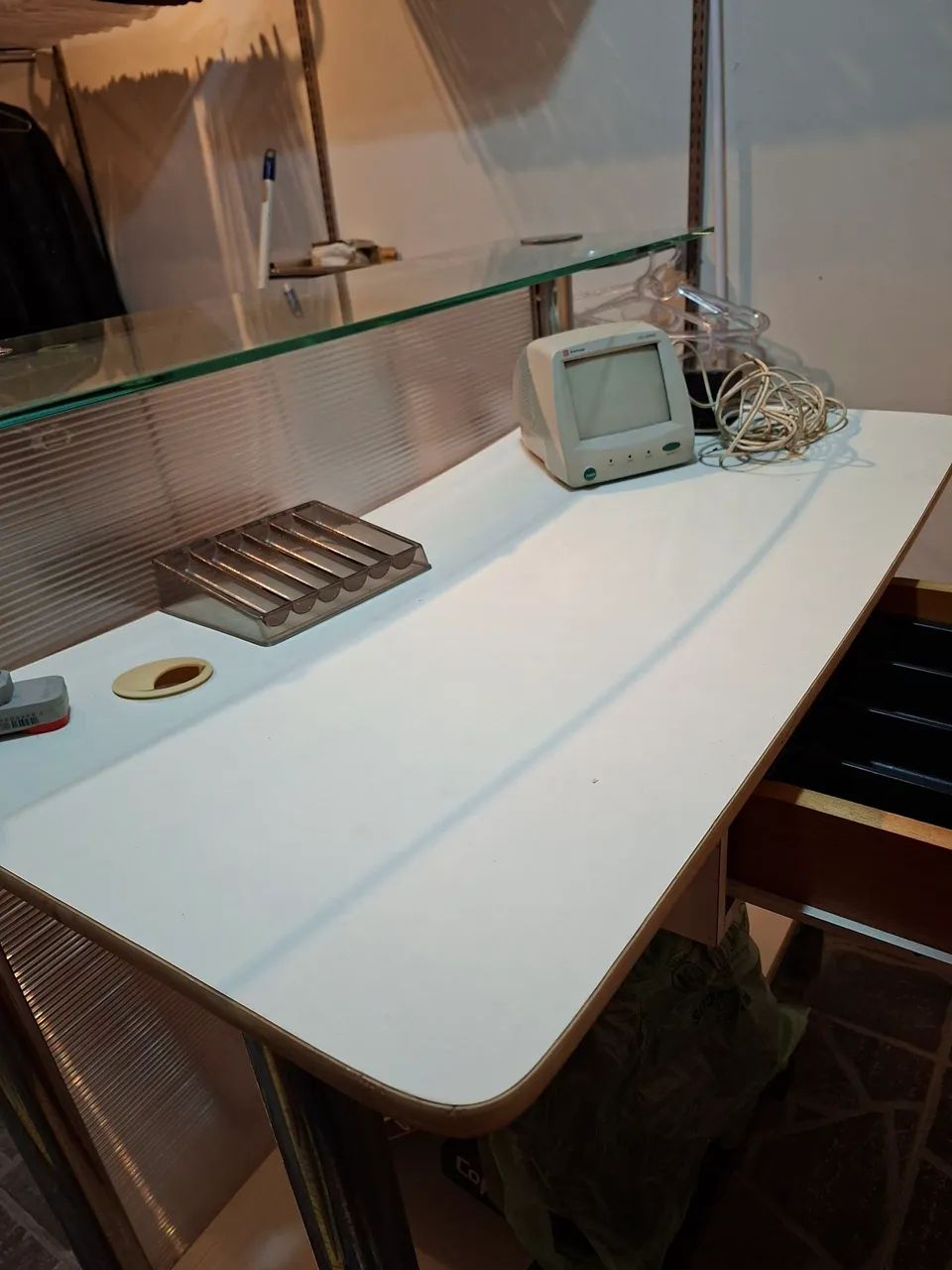 Móveis e  equipamentos para loja de roupas e variedades. - Foto 2