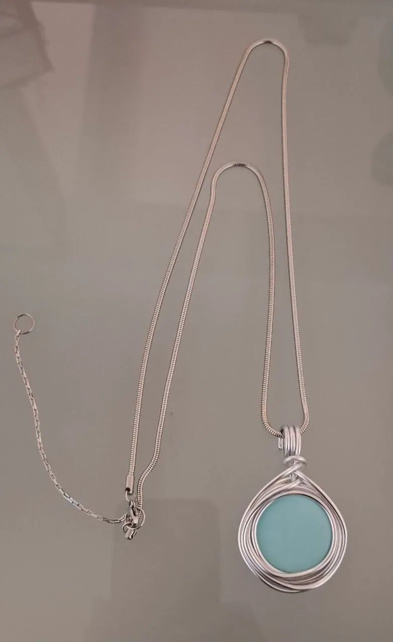 Colar prateado com pingente turquesa 