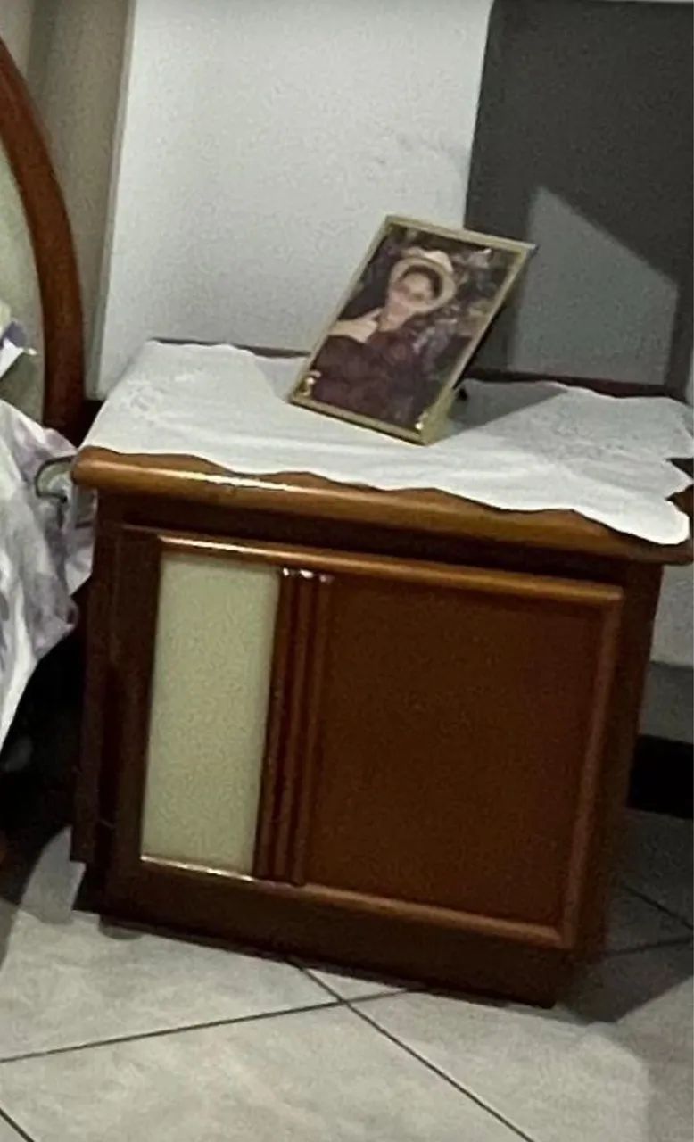 Cama casal padrão madeira e 2 mesas de cabeceira - Foto 2