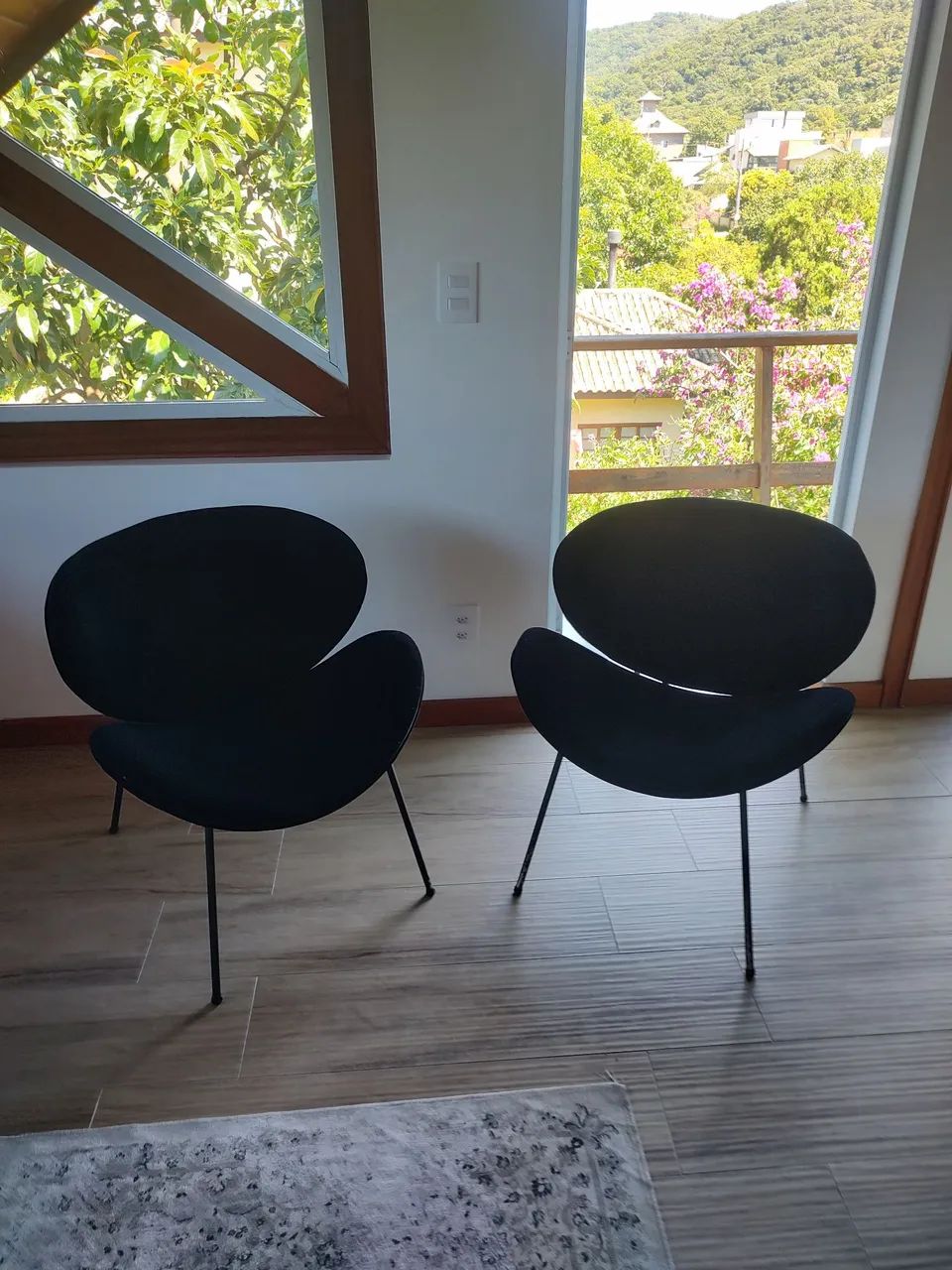 Duas Poltronas Swan pretas com 4 pés de alumínio. - Foto 4