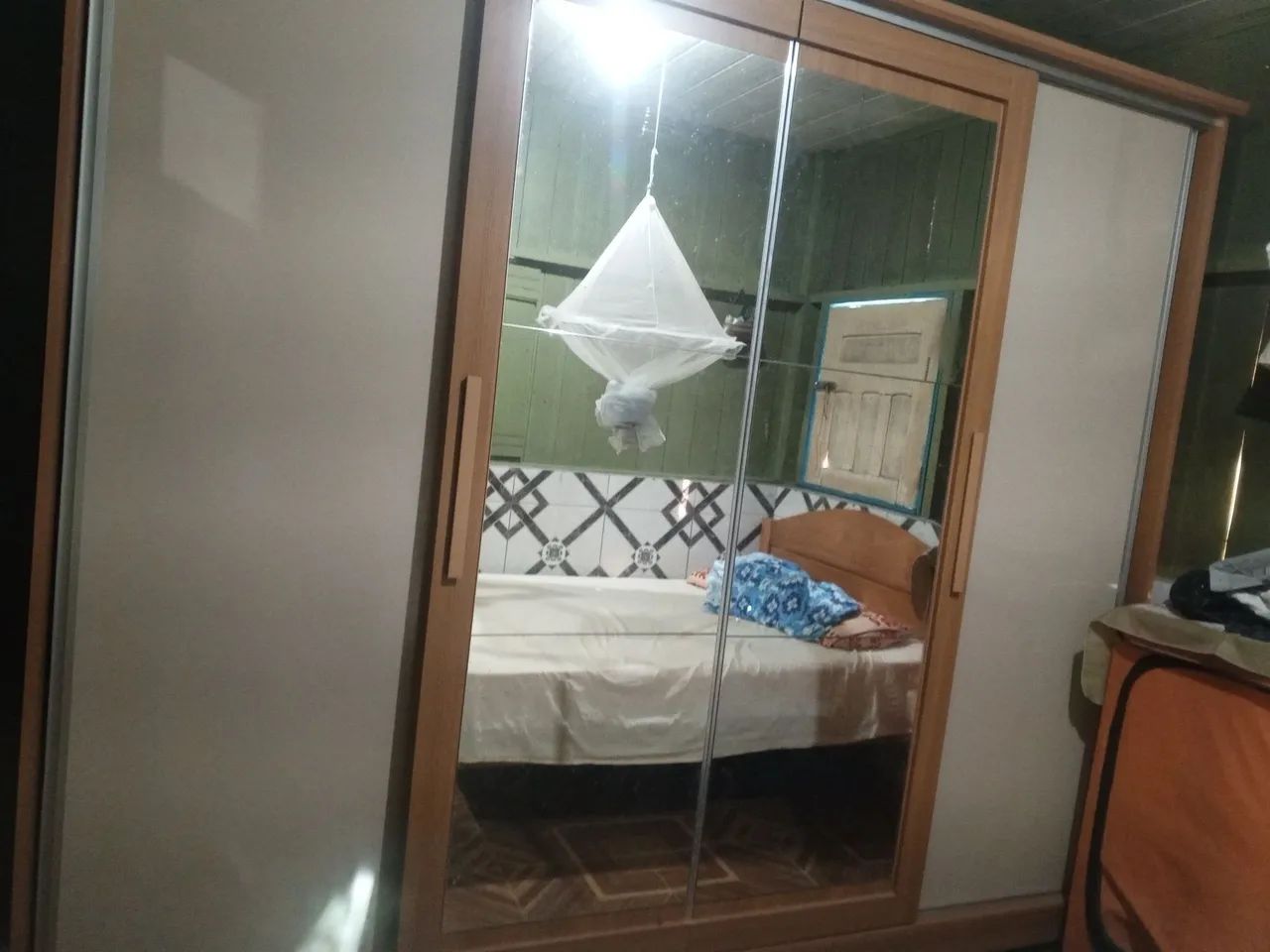 Um guarda roupa 