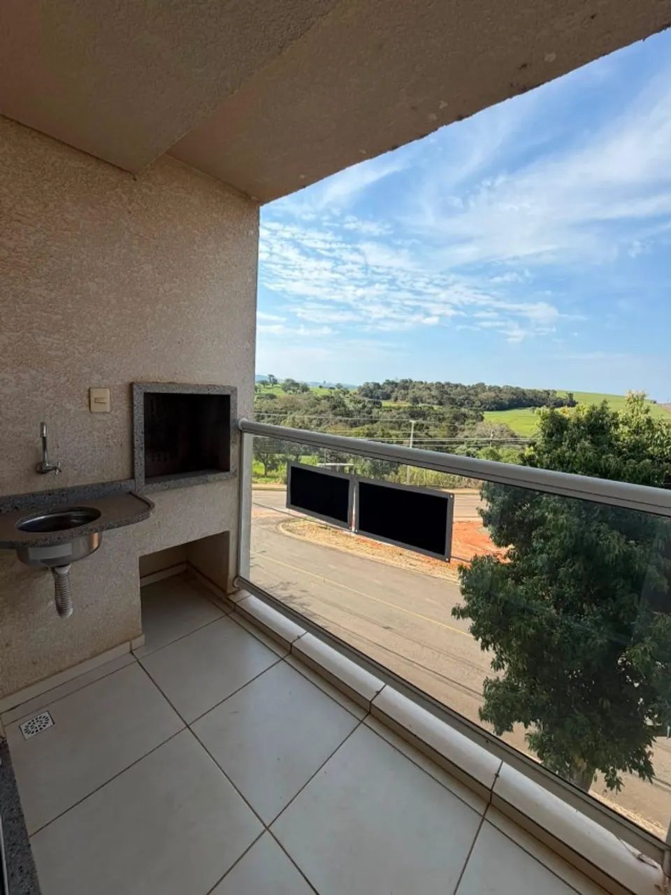 Apartamento 3 quartos e 2 banheiros, bem iluminado com sacada e espaçoso - Foto 2