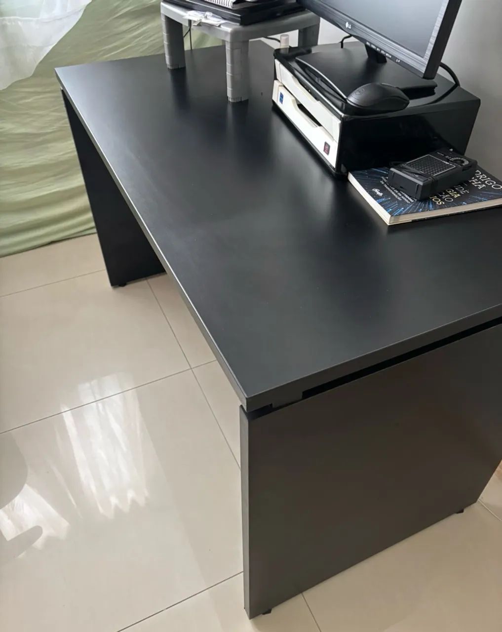 Mesa Escritório Preta MDF 1,20m Resistente Seminova - Foto 3