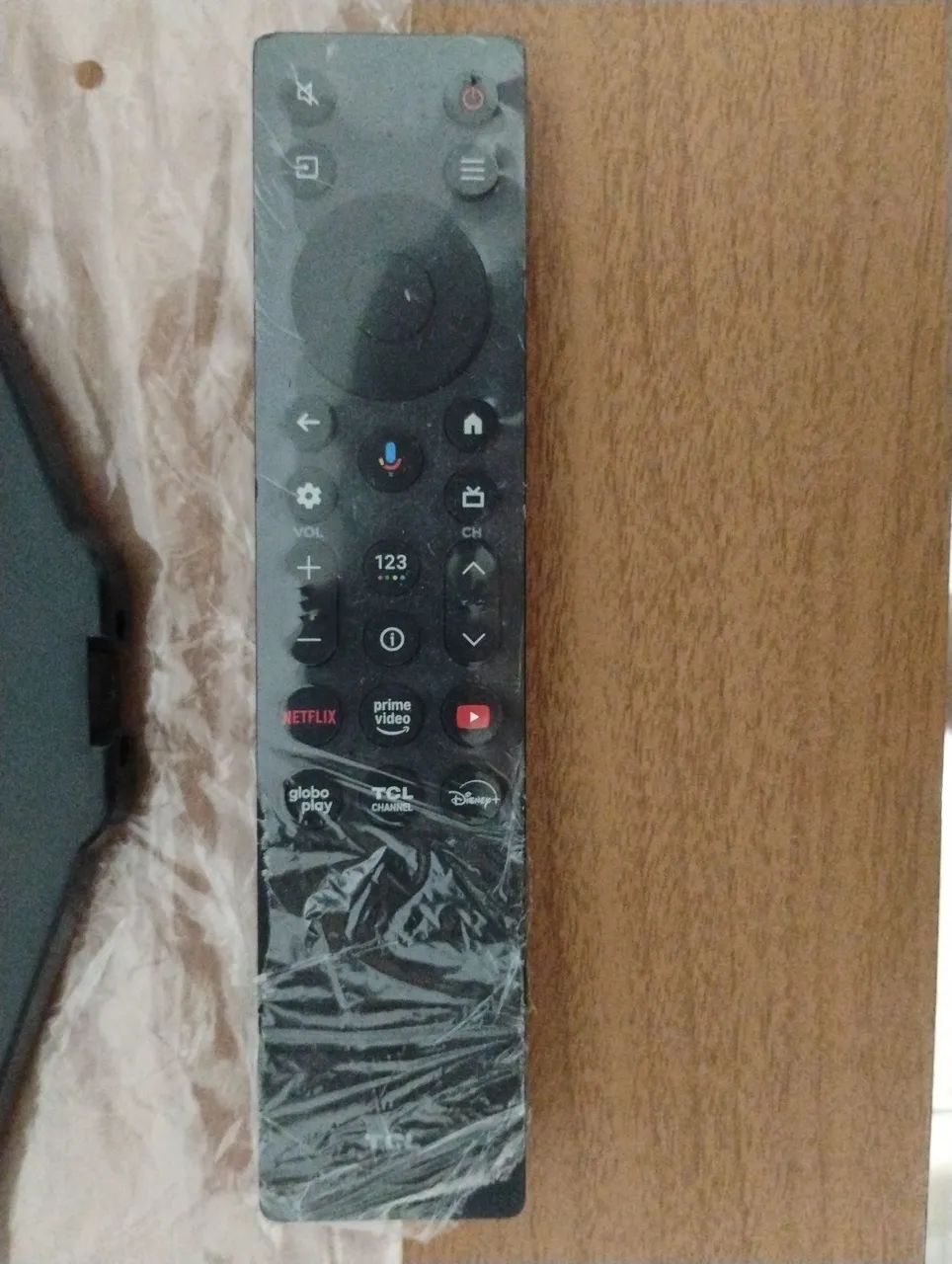 Vende-se  pé da tv tcl 65 polegadas e controle original  - Foto 3