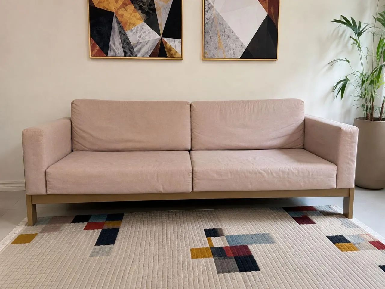 Sofá em linho bege com estrutura metálica  - Foto 5