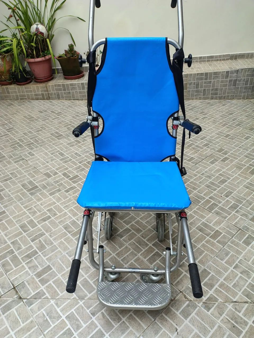 Cadeira de rodas sobe escadas 