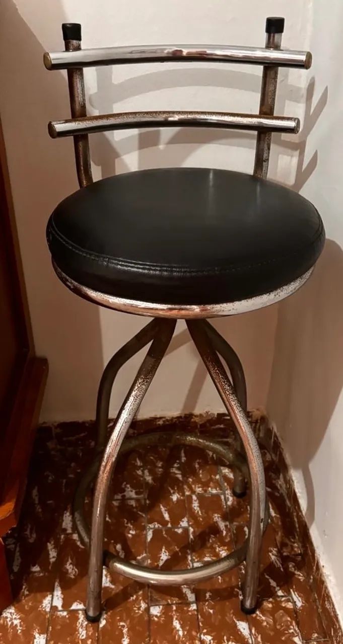 Banqueta com assento revestida