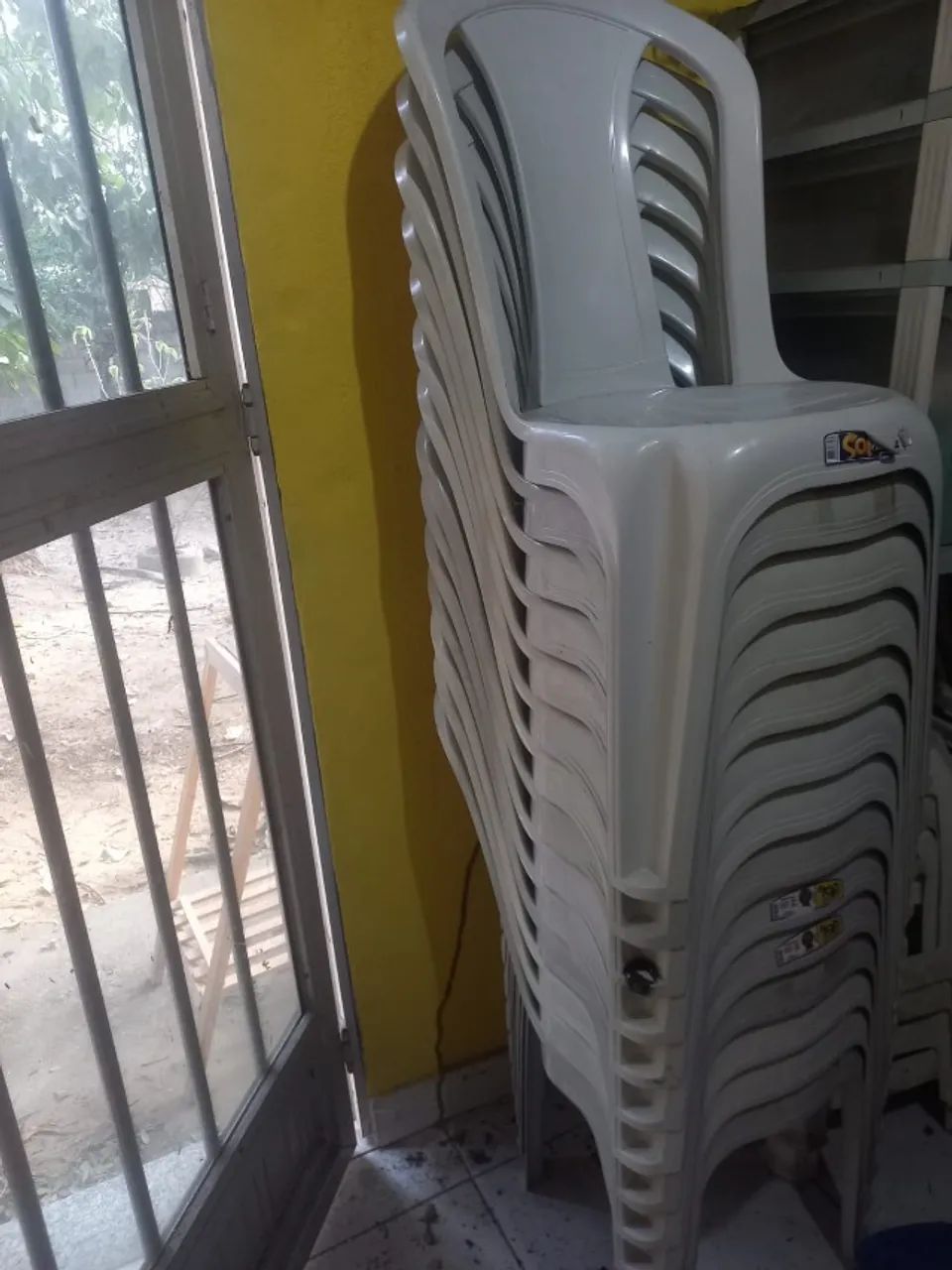 conjunto mesas e cadeiras de plástico