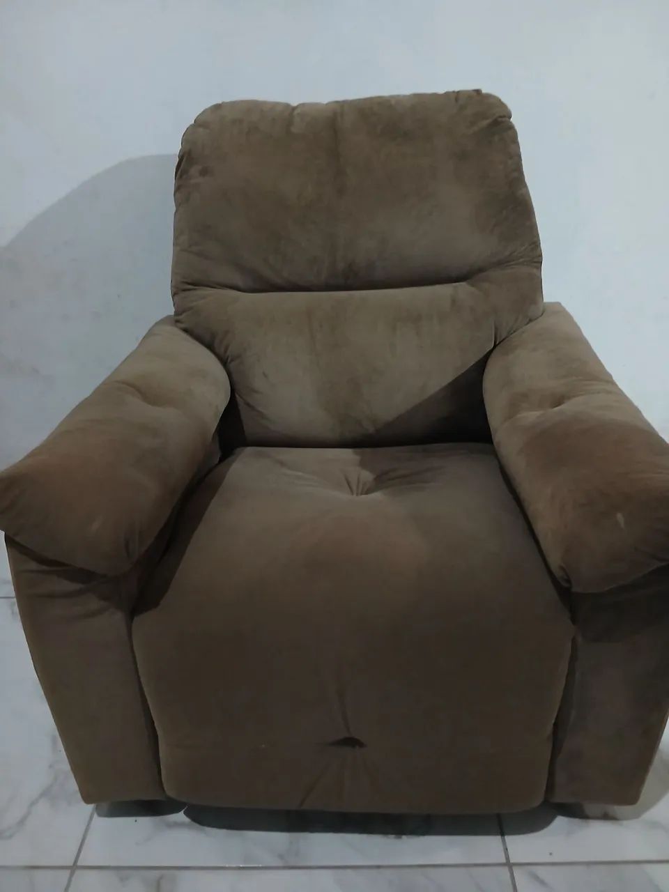 Vendo Sofá de três lugares. 
